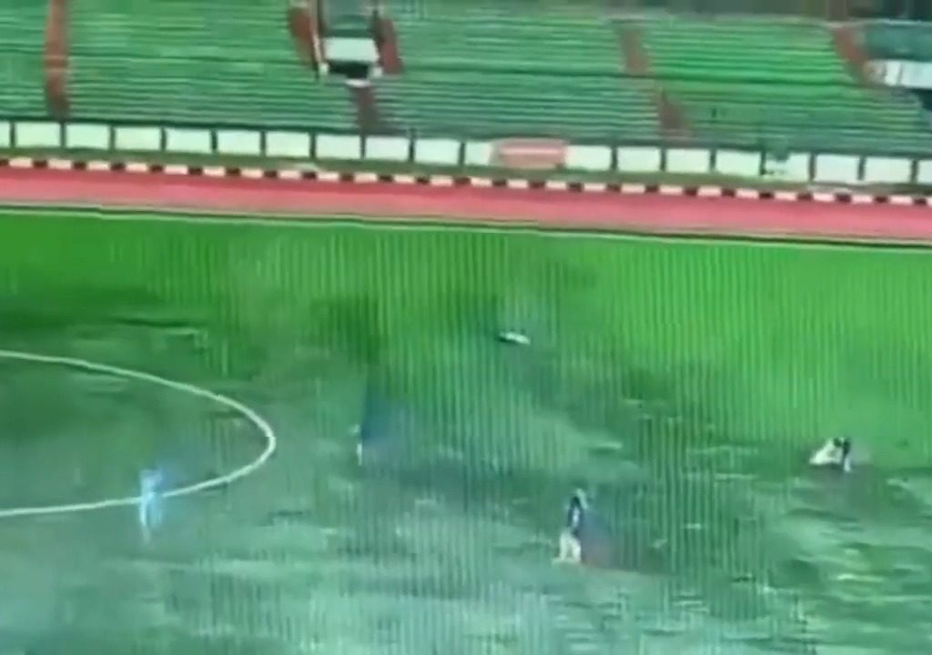 Fulmine cade su un campo: muore calciatore 35enne, video shock