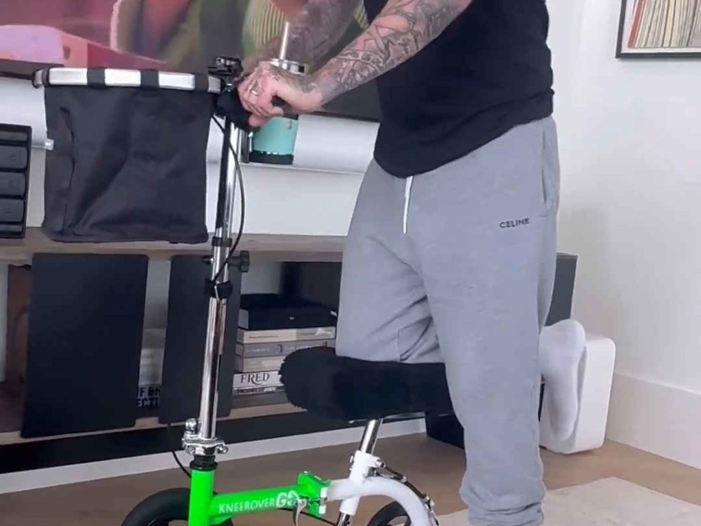 David Beckham compra un triciclo per disabili a Victoria: ecco perché col piede rotto