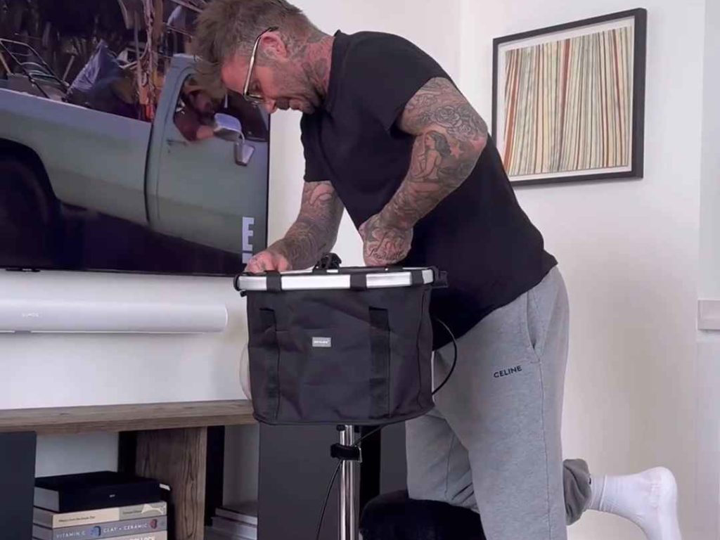 David Beckham compra un triciclo per disabili a Victoria: ecco perché col piede rotto
