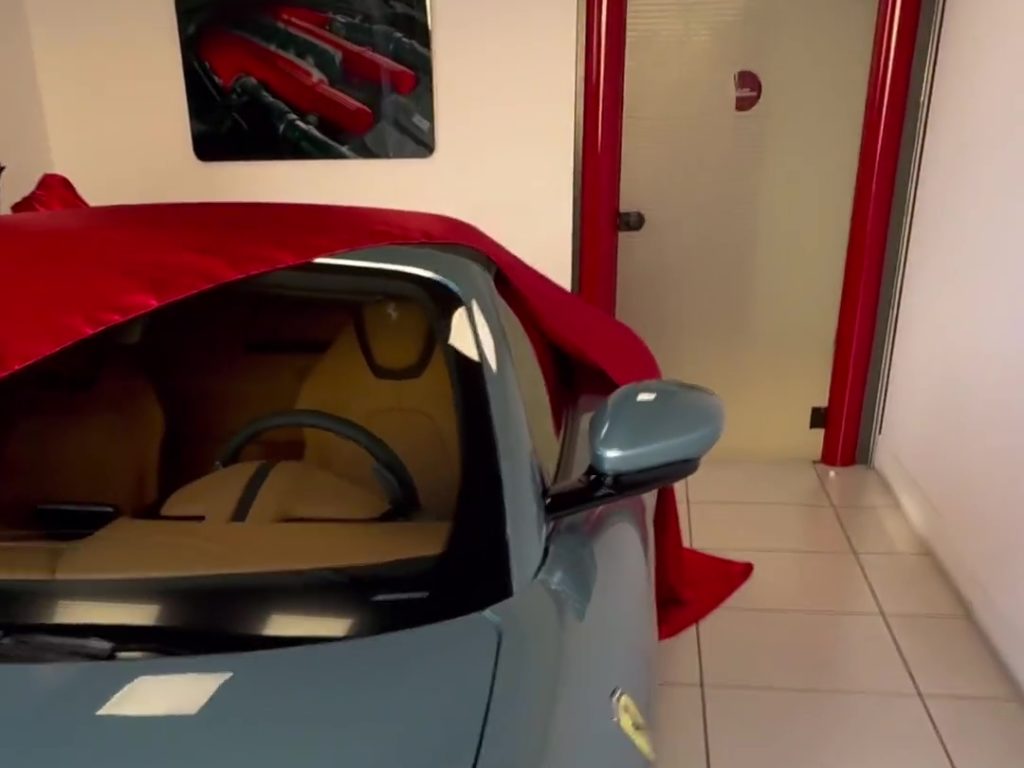 Fedez in "crisi" da single: ora si regala una Ferrari