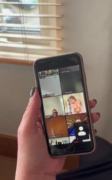 Nuda in chiesa mentre assiste al funerale via zoom video imbarazzante