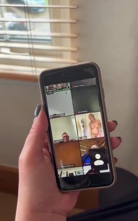 Nuda in chiesa mentre assiste al funerale via zoom video imbarazzante