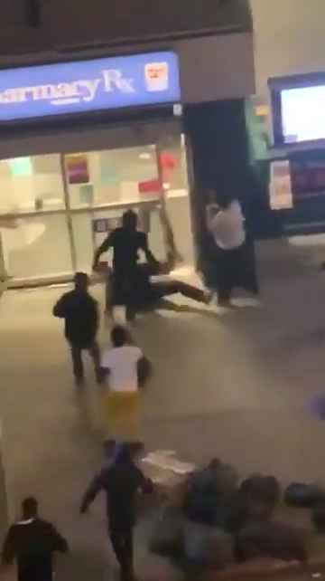 Donna presa a pugni in strada, i passanti massacrano l'aggressore: video shock