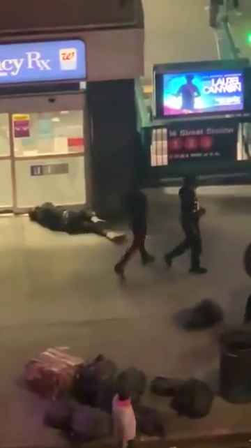 Donna presa a pugni in strada, i passanti massacrano l'aggressore: video shock