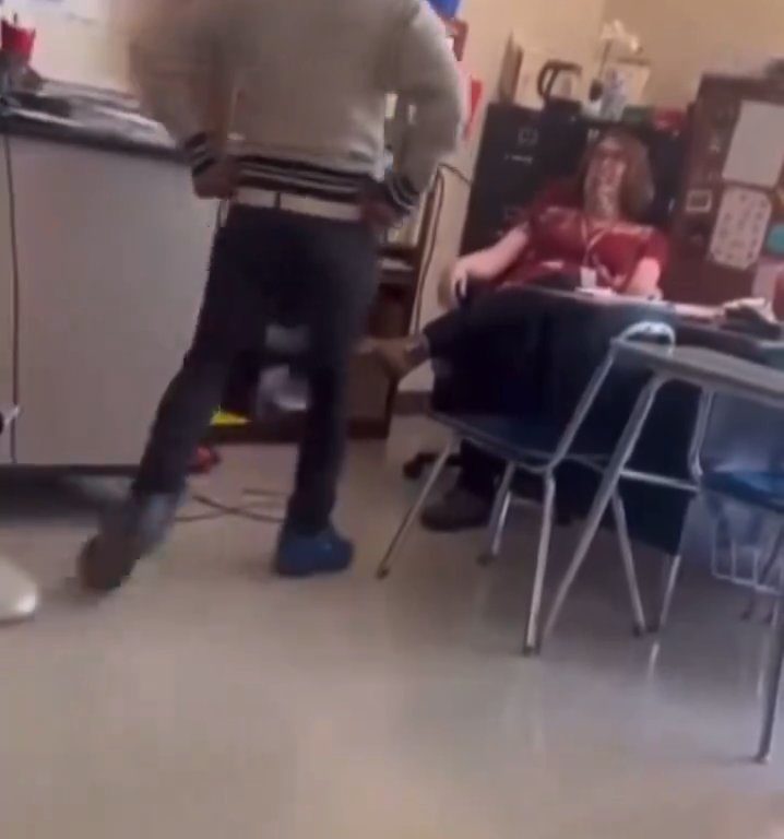Prof presa a schiaffi nella classe che ride, video in rete: arrestato