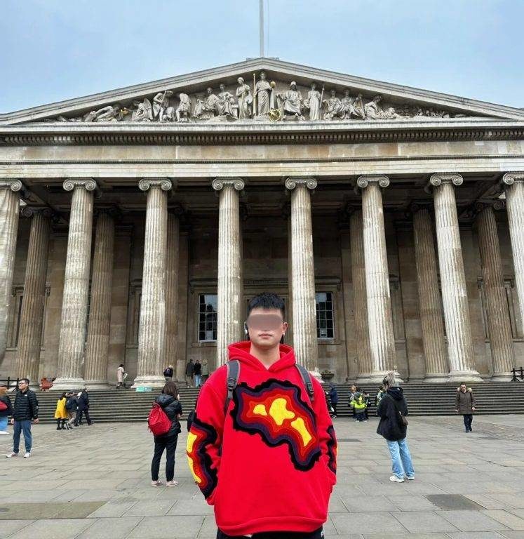 Turista ruba borraccia al British Museum e si vanta online: intera nazione in imbarazzo