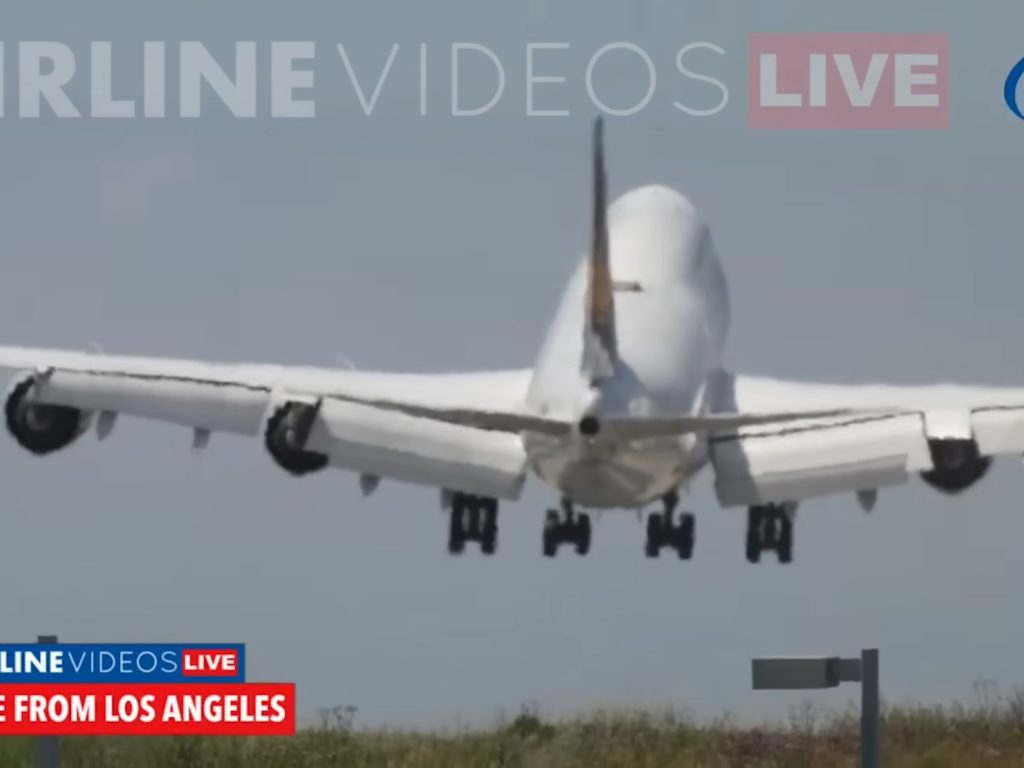 Aereo rimbalza sulla pista durante atterraggio: terrore a bordo