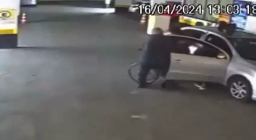 Anziano portato morto in banca da badante, nuovi video: portato in taxi