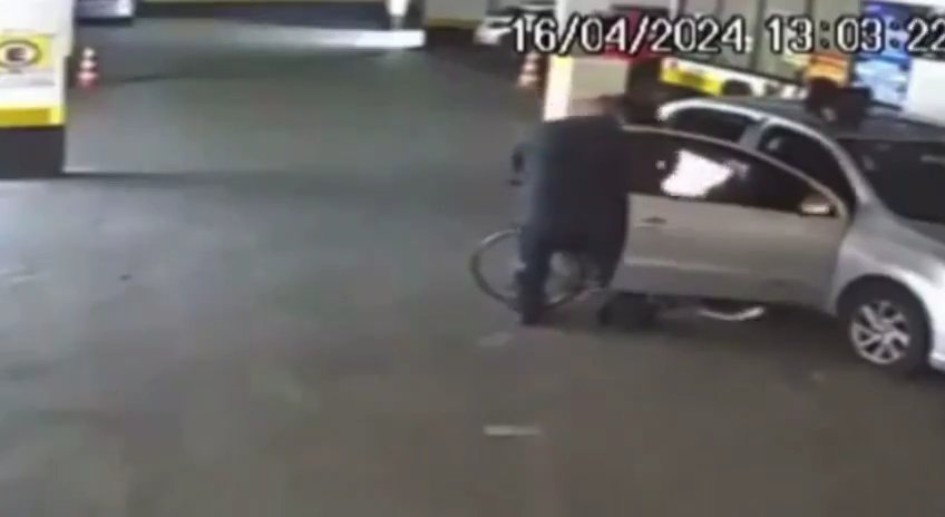 Anziano portato morto in banca da badante, nuovi video: portato in taxi