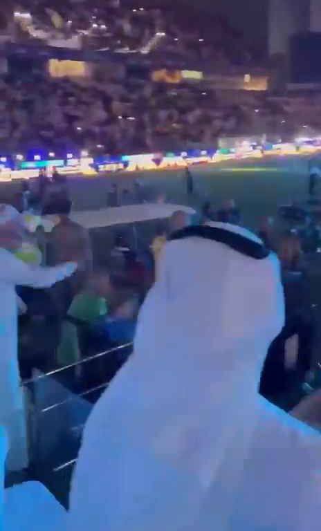 Arabia Saudita, tifoso arrabbiato per la sconfitta frusta giocatore