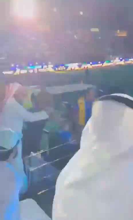 Arabia Saudita, tifoso arrabbiato per la sconfitta frusta giocatore