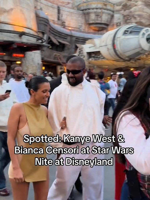 Bianca Censori censurata a Disneyland col "bavaglino" per coprire le poppe