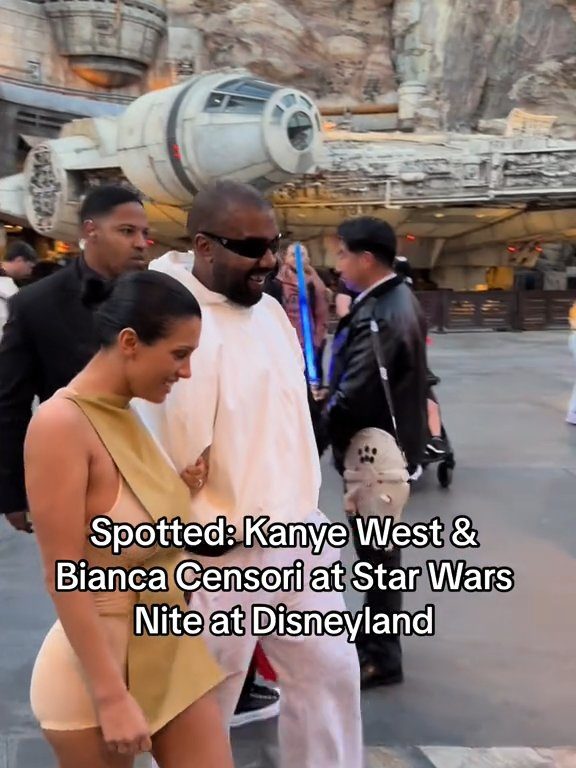 Bianca Censori censurata a Disneyland col "bavaglino" per coprire le poppe
