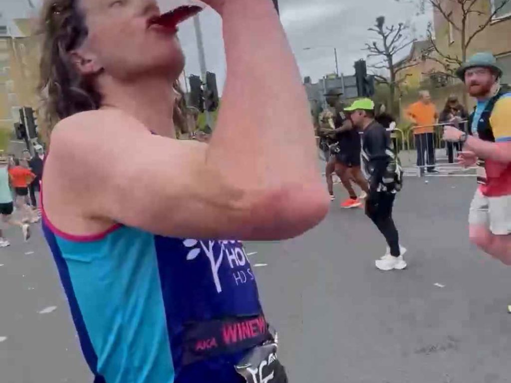 Corre la maratona, beve 25 bicchieri di vino e arriva sobrio: ecco perché lo ha fatto
