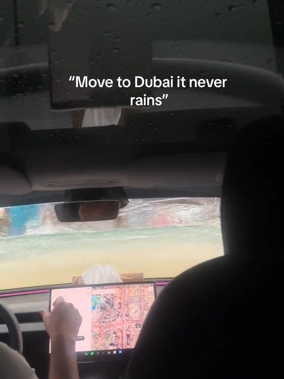 Dubai allagata, la Tesla supera il test subacqueo: il folle video