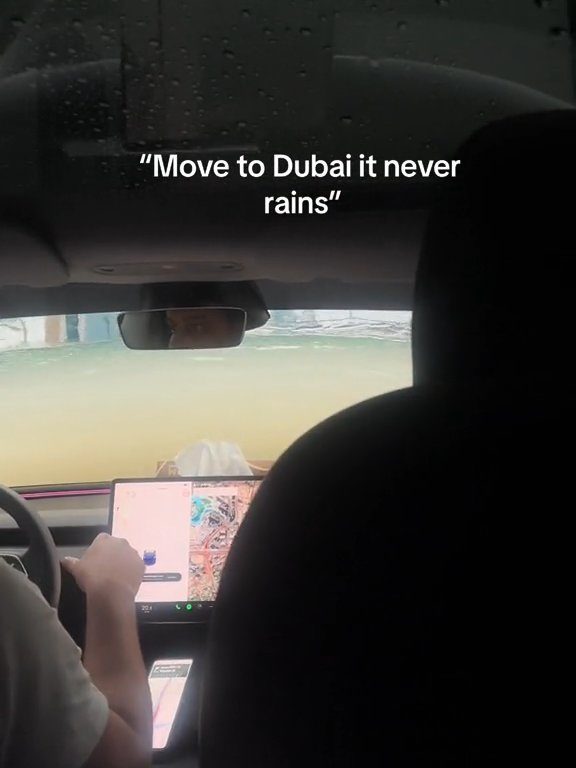 Dubai allagata, la Tesla supera il test subacqueo: il folle video