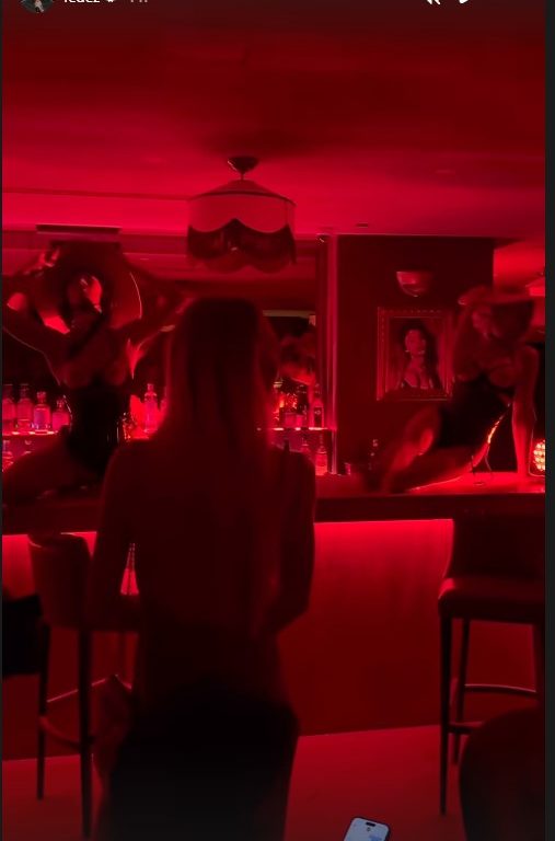 Fedez en Miami se divierte en un club de striptease: y sus hijos