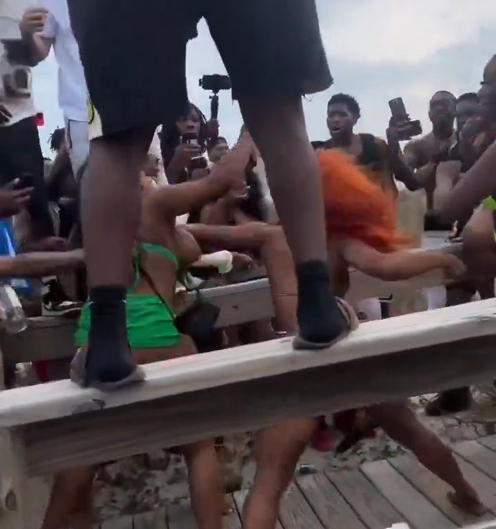 Festa in spiaggia degenera, rissa tra donne a petto nudo: video virale