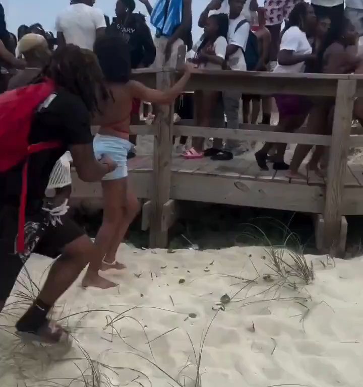 Festa in spiaggia degenera, rissa tra donne a petto nudo: video virale