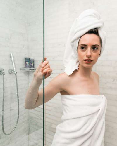 Finge di essere trans per mostrare il pene nelle docce femminili in palestra