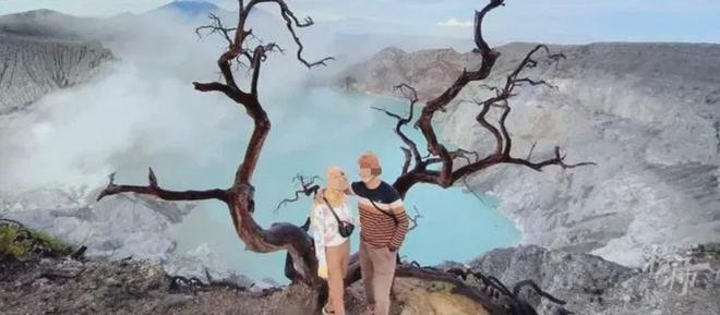 Fotografa moglie su albero, lei cade in vulcano attivo: morta