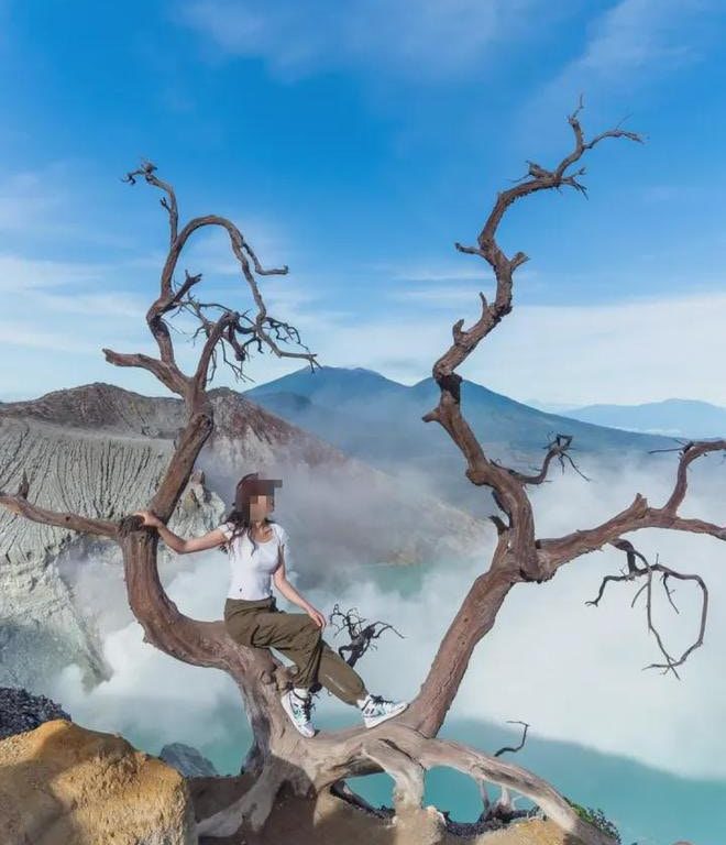 Fotografa moglie su albero, lei cade in vulcano attivo: morta