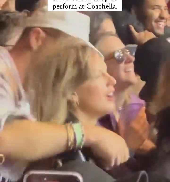 Il focoso Travis Kelce bacia furiosamente Taylor Swift al Coachella 2024