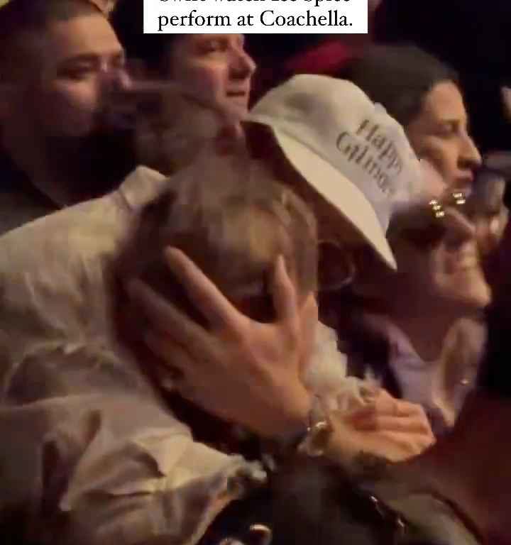 Il focoso Travis Kelce bacia furiosamente Taylor Swift al Coachella 2024