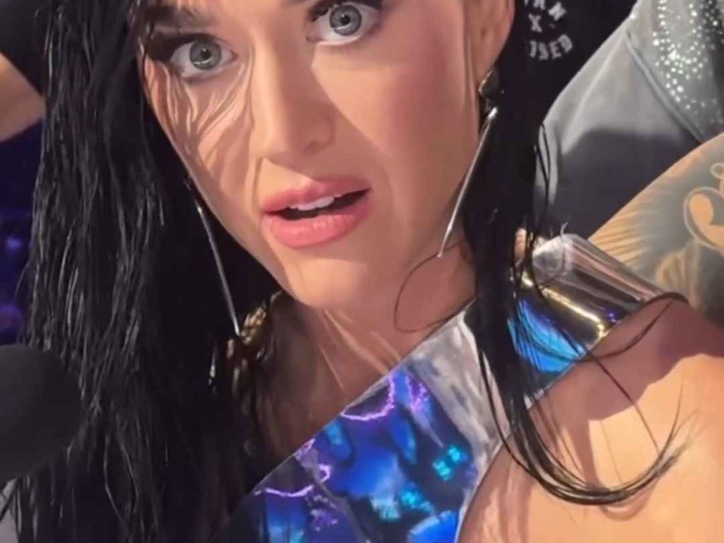 Katy Perry rischia di rimanere poppe al vento in diretta tv ma lei ci ride su