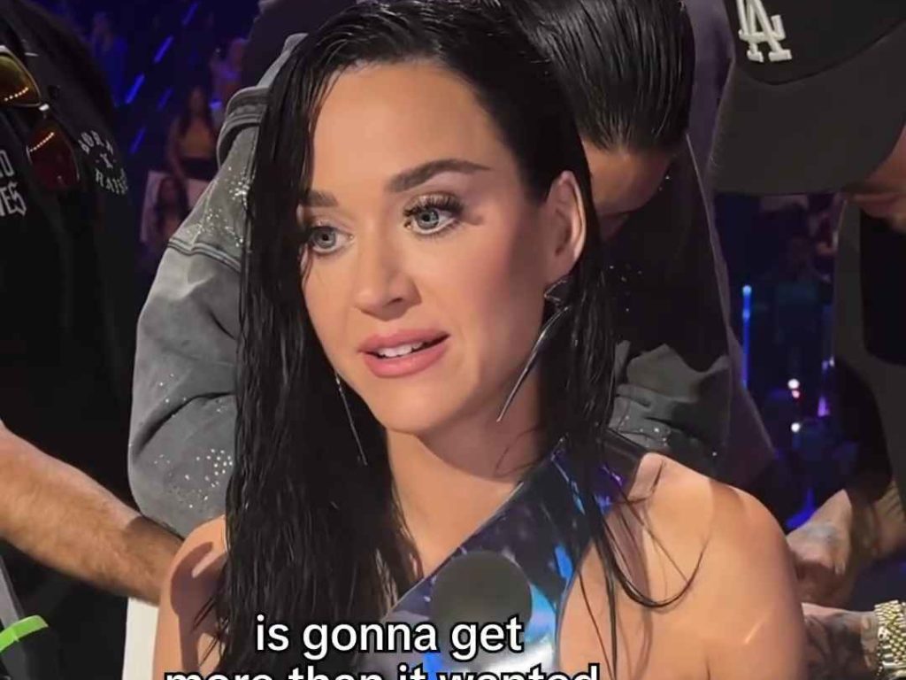 Katy Perry rischia di rimanere poppe al vento in diretta tv ma lei ci ride su