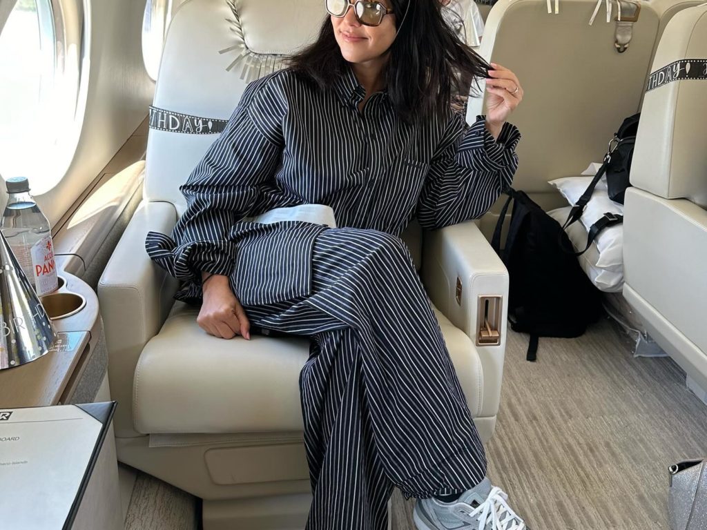 Kourtney Kardashian seduta sul water: il regalo imbarazzante del marito per il compleanno