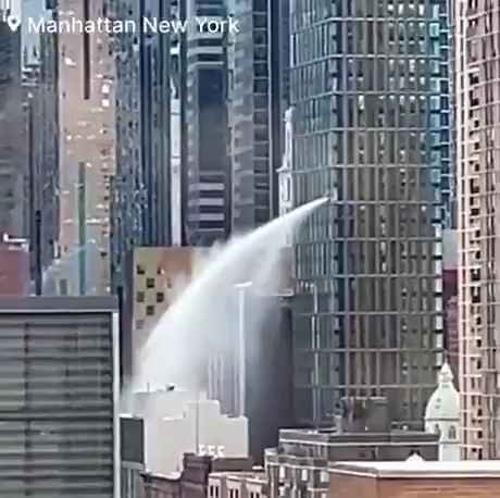 New York, grattacielo inizia a "fare pipì": migliaia di litri d'acqua in strada