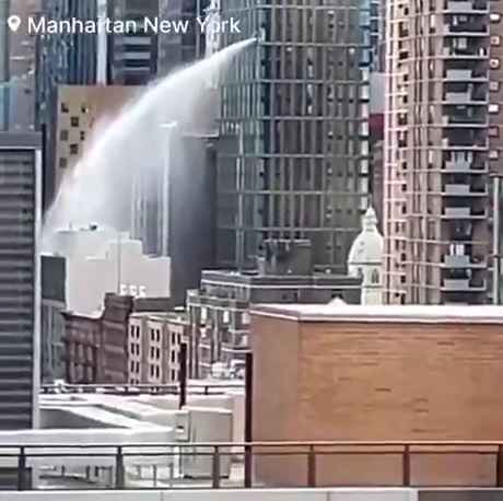 New York, grattacielo inizia a "fare pipì": migliaia di litri d'acqua in strada