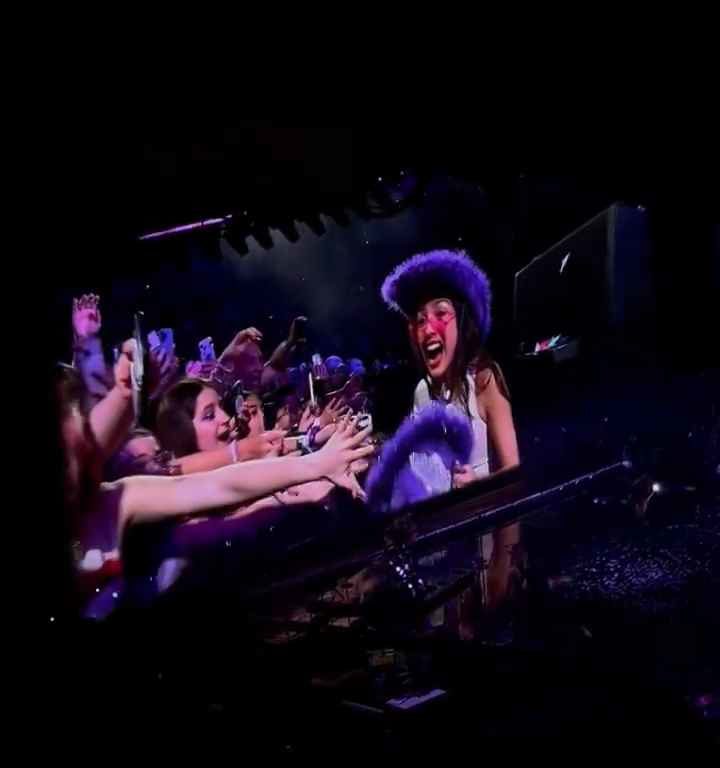 Olivia Rodrigo presa a fiori in faccia da un fan al concerto