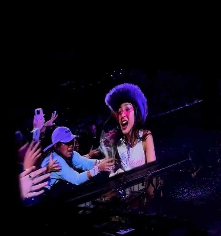 Olivia Rodrigo presa a fiori in faccia da un fan al concerto