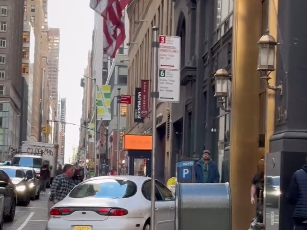 Paura a New York, auto sale sul marciapiede e insegue pedone video