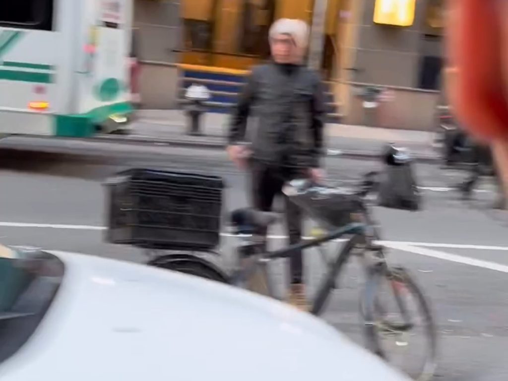 Paura a New York, auto sale sul marciapiede e insegue pedone video