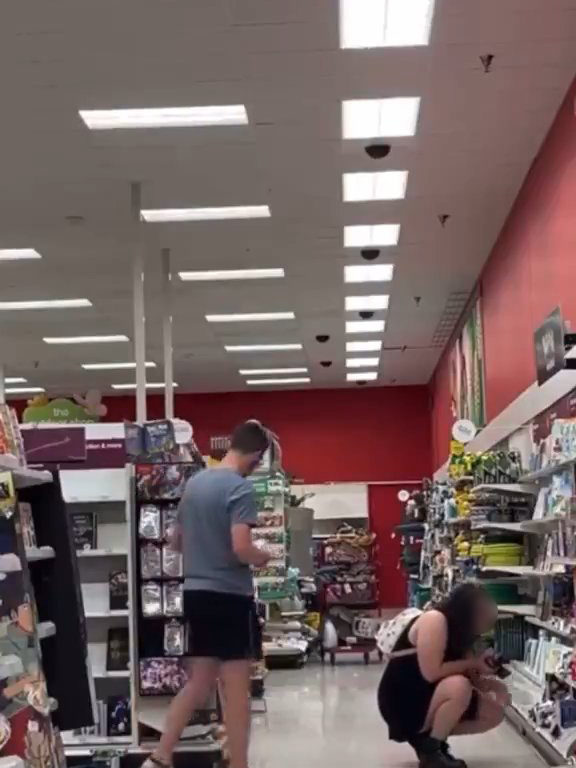 Pervertito fotografa mutandine delle clienti in un supermercato filmato e arrestato