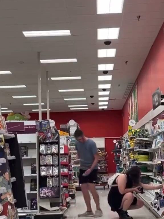 Pervertito fotografa mutandine delle clienti in un supermercato filmato e arrestato