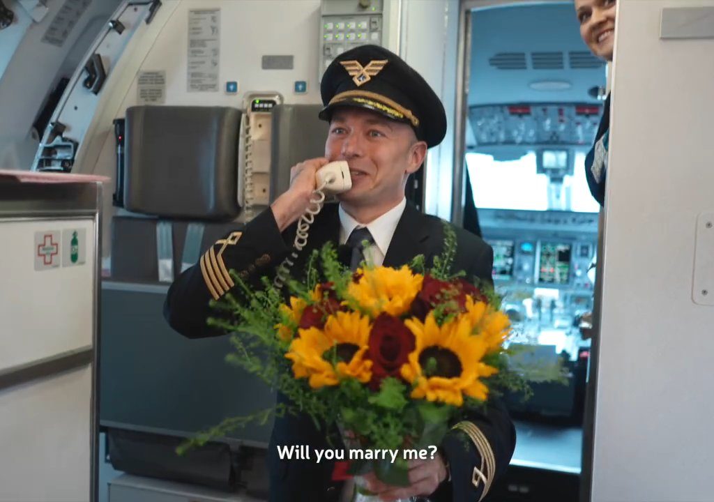 Piloto le propone matrimonio a la azafata: el video se vuelve viral