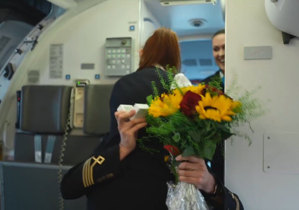 Piloto le propone matrimonio a la azafata: el video se vuelve viral