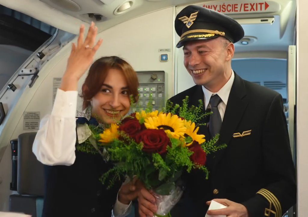 Pilota fa la proposta di matrimonio alla hostess: il video diventa virale