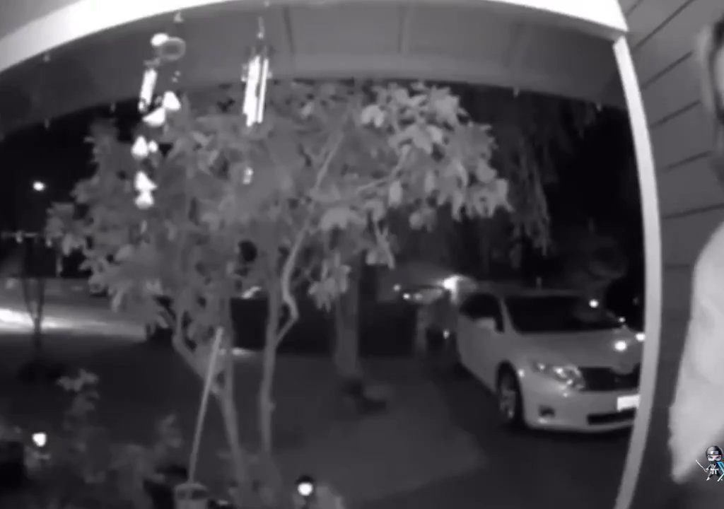 Rapita in diretta davanti alle telecamere di una casa polizia diffonde video