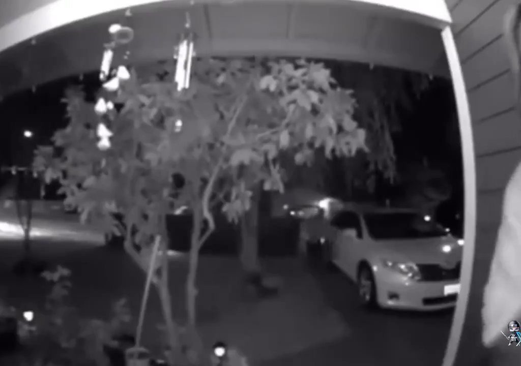 Rapita in diretta davanti alle telecamere di una casa polizia diffonde video