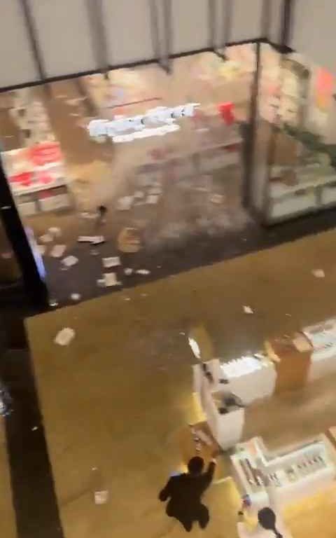 Cataclisma a Dubai, allagamenti in città dopo una mega tempesta