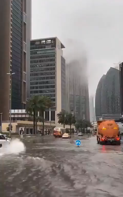 Cataclisma a Dubai, allagamenti in città dopo una mega tempesta