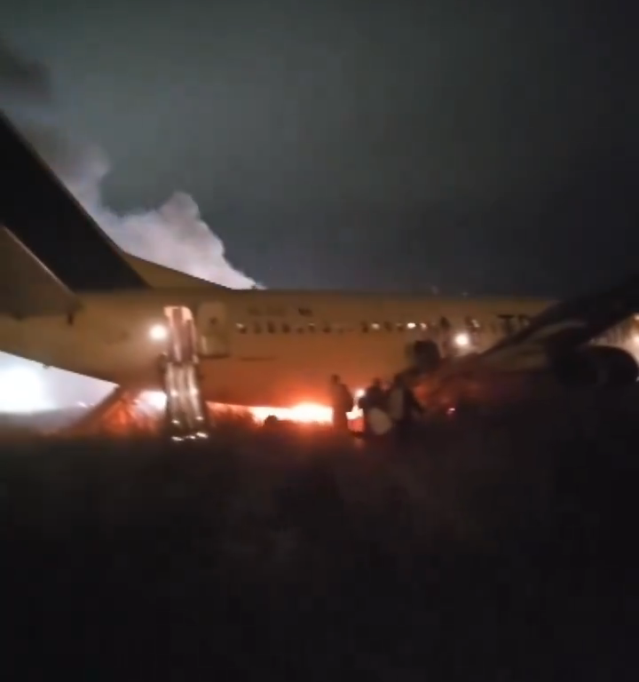 Aereo fuori pista in Senegal, è di nuovo un Boeing: gente in fuga dalle fiamme