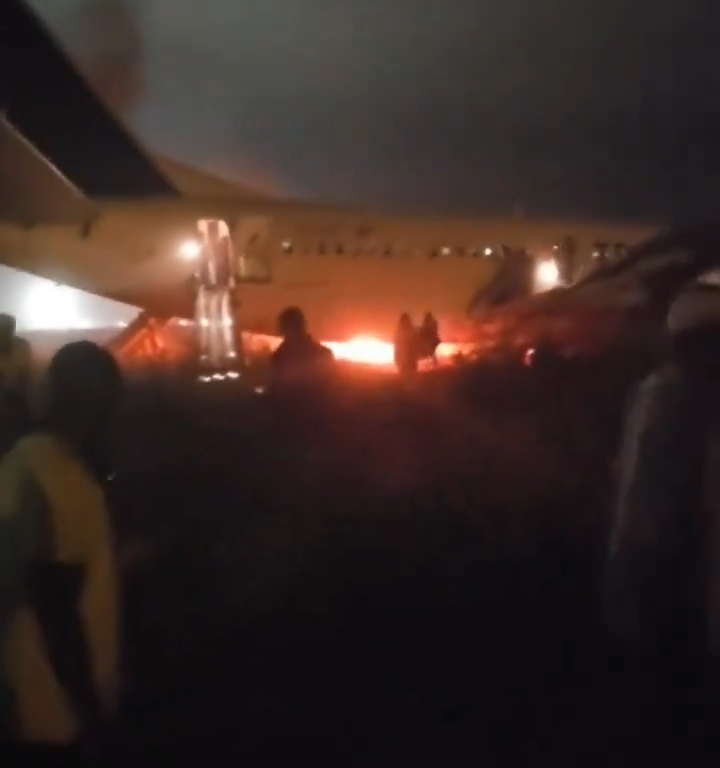 Aereo fuori pista in Senegal, è di nuovo un Boeing: gente in fuga dalle fiamme