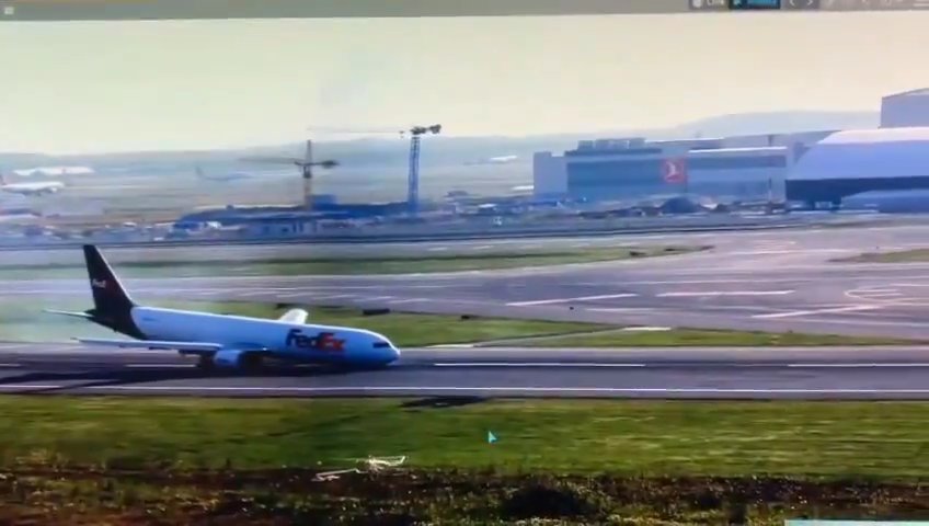 Boeing rompe carrello durante atterraggio: attimi di terrore in aeroporto