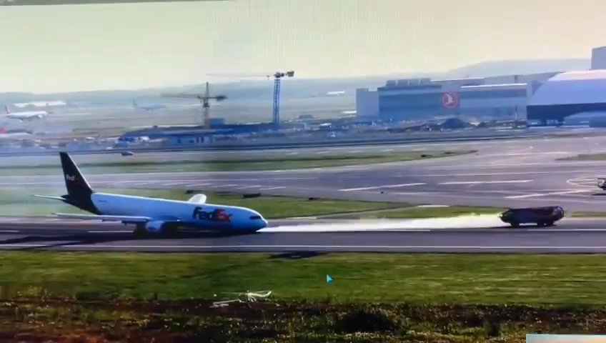 Boeing rompe carrello durante atterraggio: attimi di terrore in aeroporto